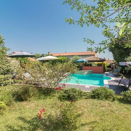 Country House Apartments شقة