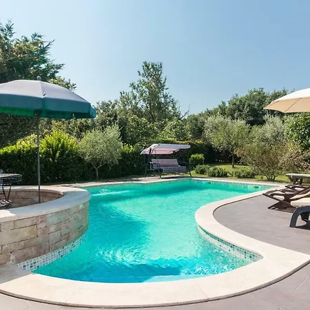 Country House Apartments شقة