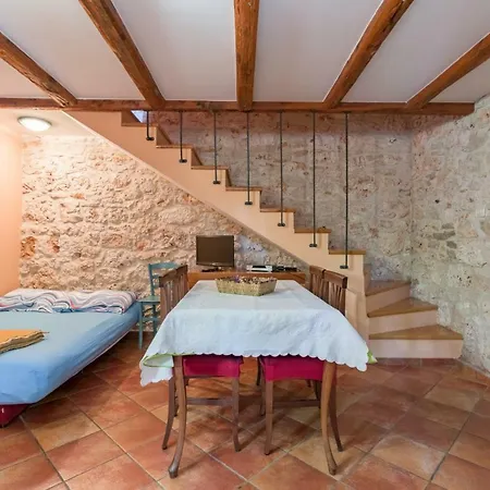 Country House Apartments *