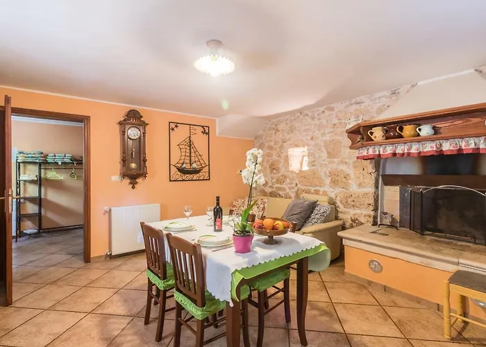 Country House Apartments 아파트 풀라