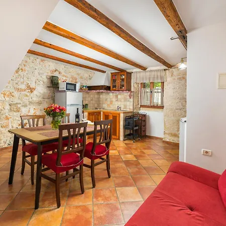 Country House Apartments *