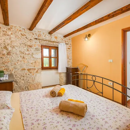 Country House Apartments *