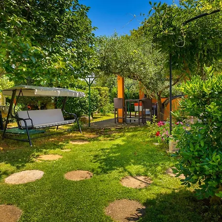 Country House Apartments *