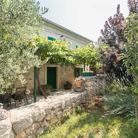 Country House Apartments *