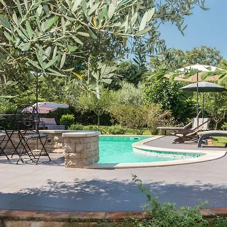 Country House Apartments *