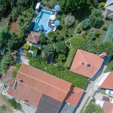 Country House Apartments *