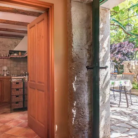 Country House Apartments *