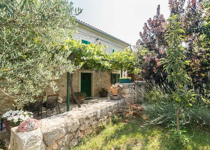 Country House Apartments *