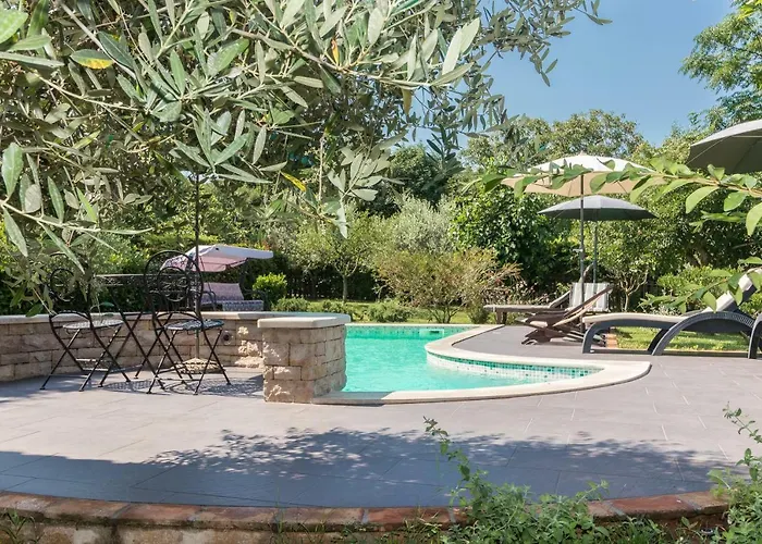 Country House Apartments *