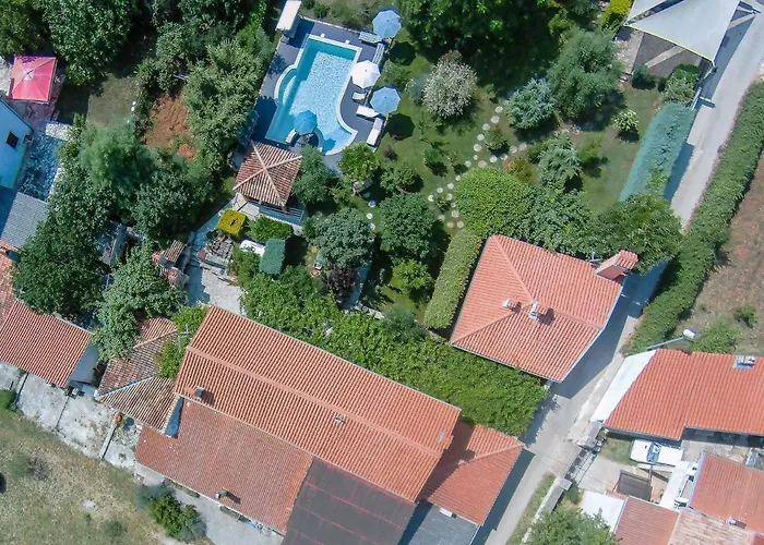 Country House Apartments *