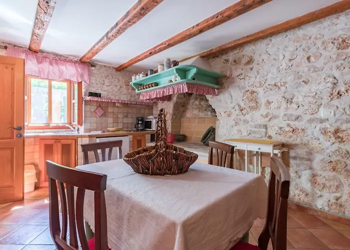 Country House Apartments *