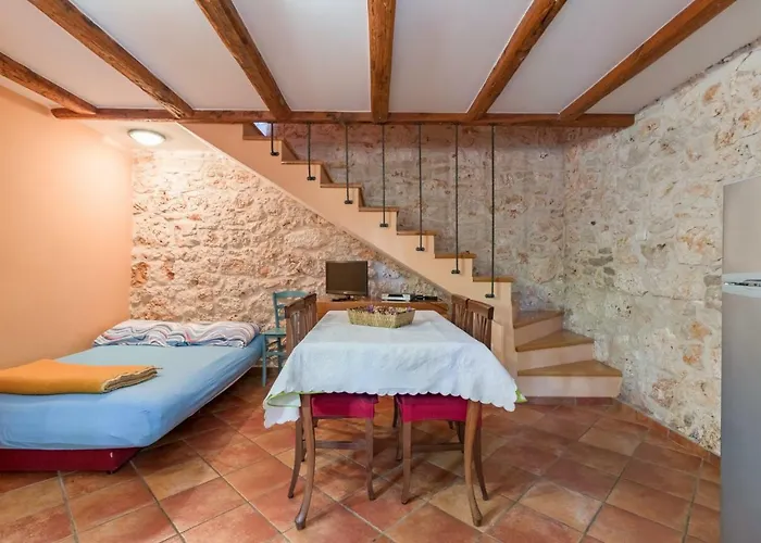 Country House Apartments *