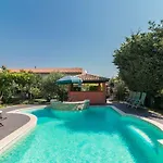 Country House Apartments *